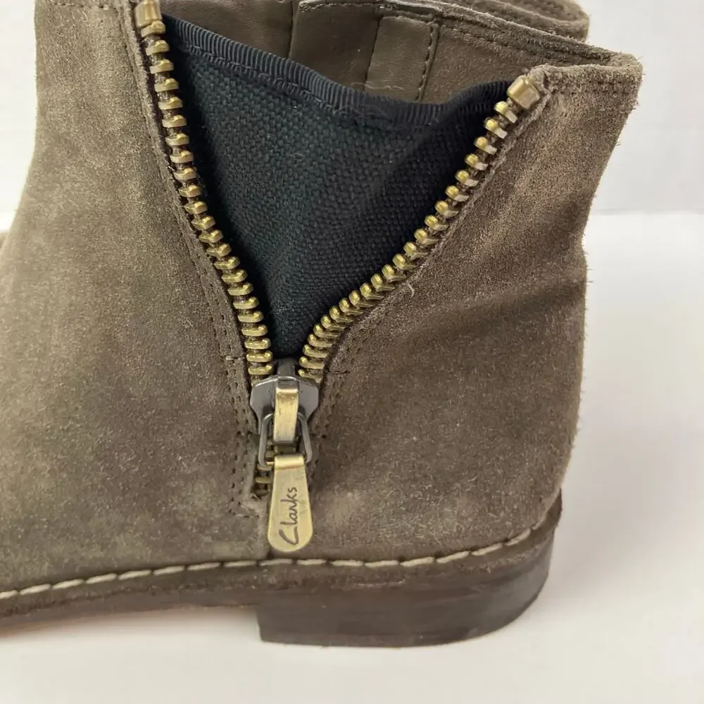 Clarks Sz 7.5 Cabaret Ruby Suede Ankle Booties Double Zip Topstitching Classic
